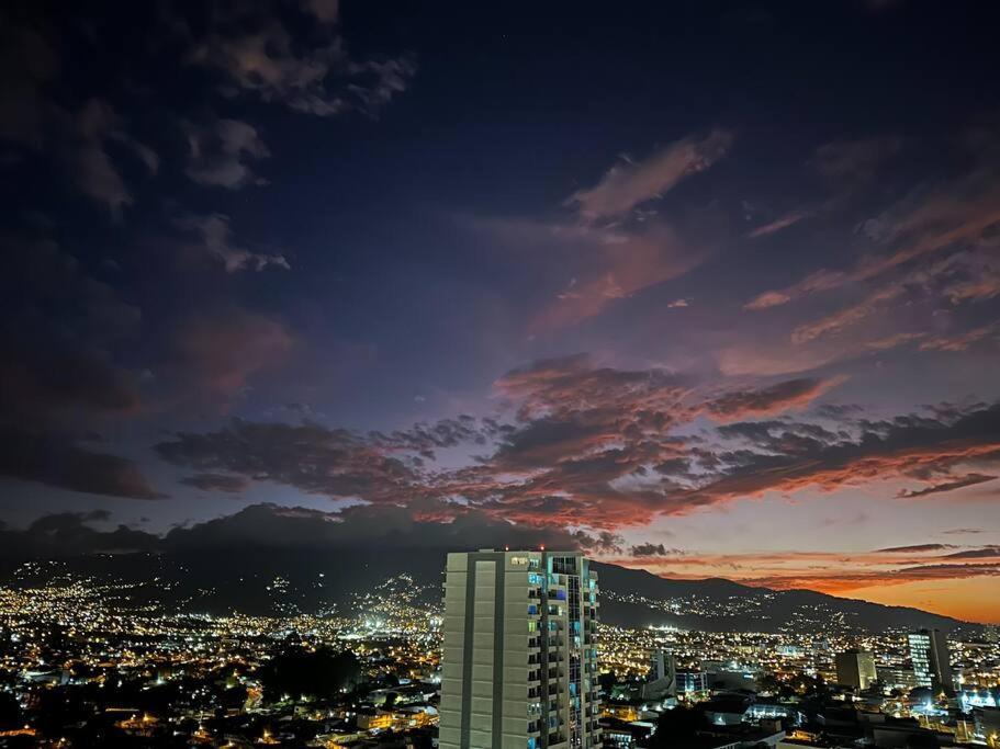 סן חוזה Penthouse En Los Yoses, Vista De Los Dioses Fast Wifi מראה חיצוני תמונה